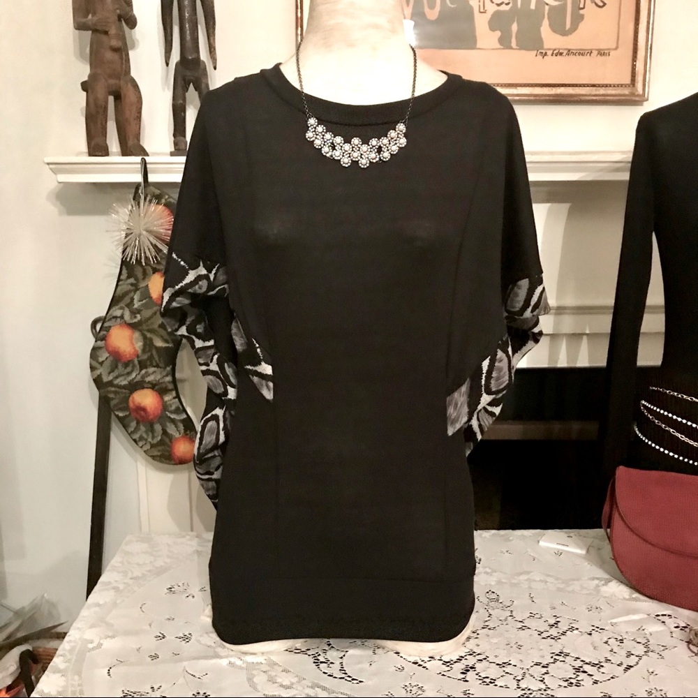 J Mode bat sleeve black and grey tunic. Size M. Excellent used condition.